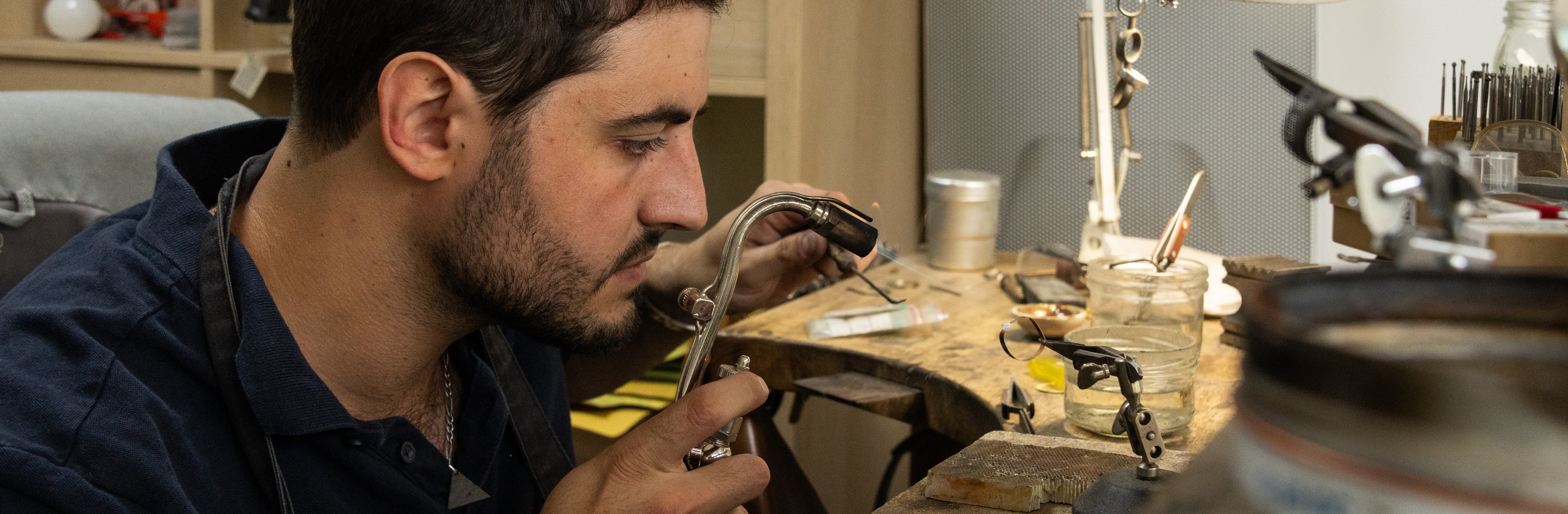 Alexandre, artisan joaillier, au travail dans son atelier de Pouillon